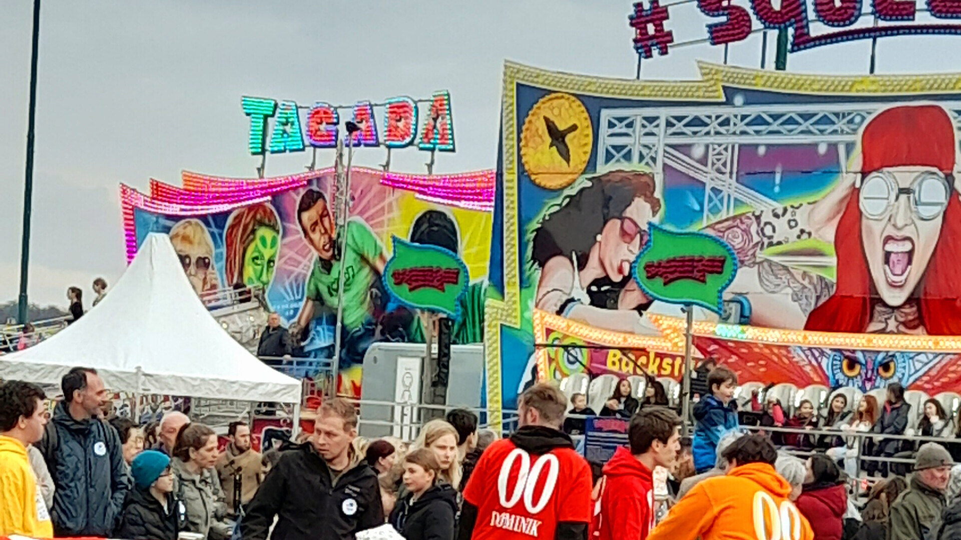 Georgi-Kirtag mit Fahrgeschäften, Imbissständen und tausenden Besuchern
